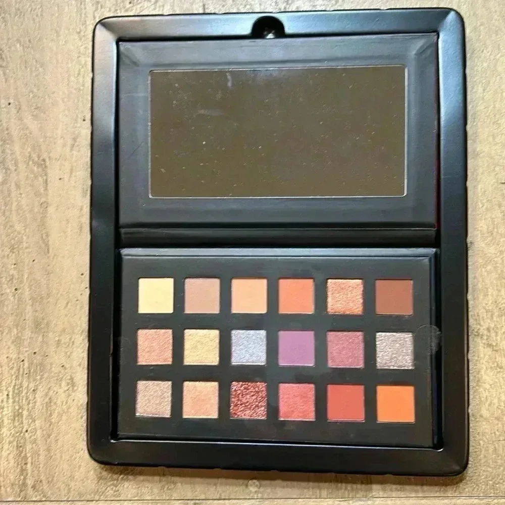 Seductive eyes eyeshadow palette. Mirrored compact with 18 shades.